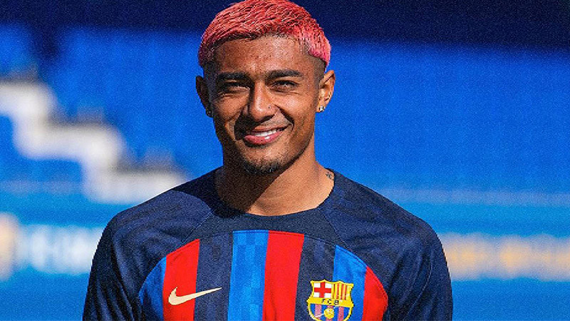 Julián Araujo debuta con el Barcelona en el emotivo homenaje a Andrés Iniesta 