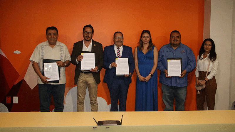 El presidente Municipal, José Luis Téllez Marín, firma convenio con el secretario de Desarrollo Económico, Lic. Claudio Méndez Fernández 