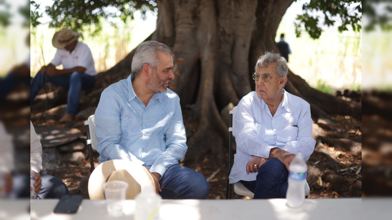 Bedolla y Cuauhtémoc Cárdenas visitan rancho ganadero de Tipítaro