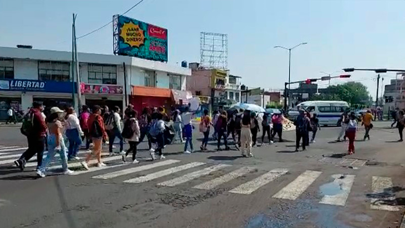 Antorchistas, normalistas y profesores marchan y bloquean calles de Morelia