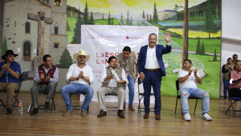 El presidente Municipal José Luis Téllez y el Maestro Roberto Pantoja, entregaron tarjetas de pago dentro del Programa la Escuela es Nuestra 
