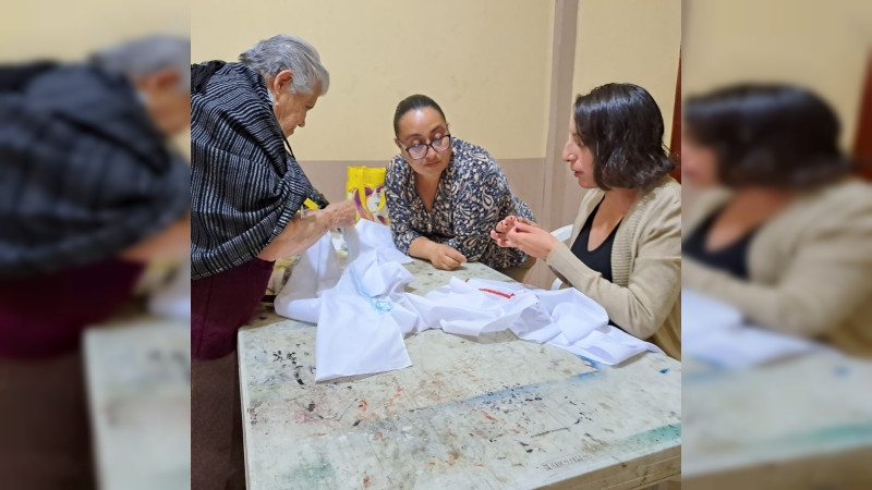 Rescatan IAM y Tlazazalca técnica artesanal en textil de panalito