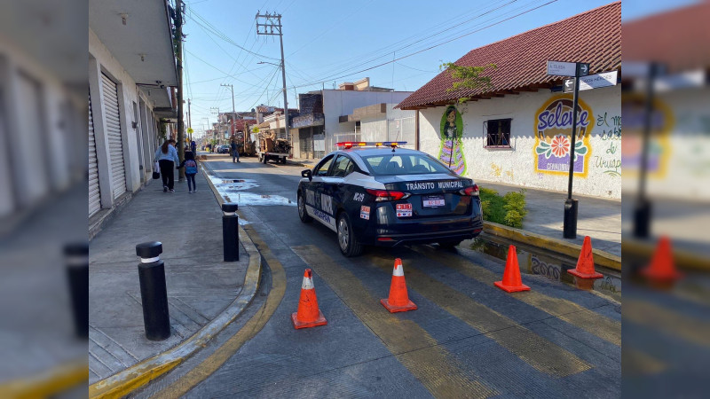 Se agarran a golpes policía de tránsito y conductor en Uruapan 
