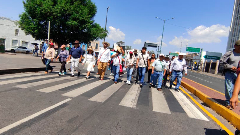 Marchan comunidades indígenas en Morelia, exigen aprobación de reformas electorales 