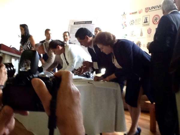 Firma María de la Luz Núñez “Agenda por Michoacán” 