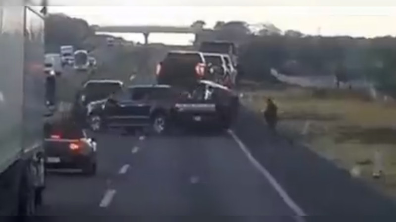  Delincuentes cierran 40 minutos la carretera León - Aguascalientes, para vaciar de camionetas tráiler nodriza 