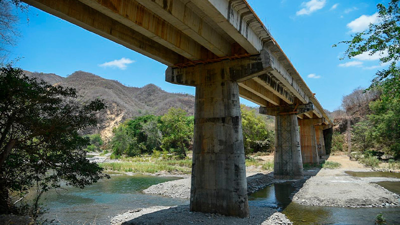 Reporta SCOP avance del 90% en obra del puente La Cuirla, en Aquila