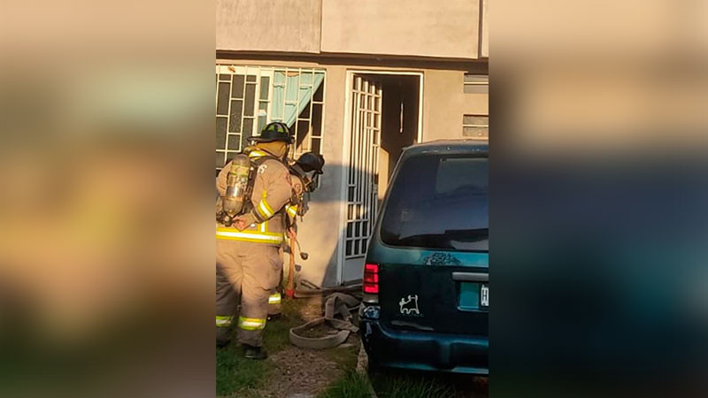Sofocan Bomberos Municipales incendio en casa habitación en Torreón Nuevo, Morelia 
