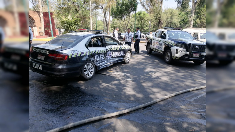 Choca patrulla de Policía Morelia con camioneta particular; solo hubo daños materiales 