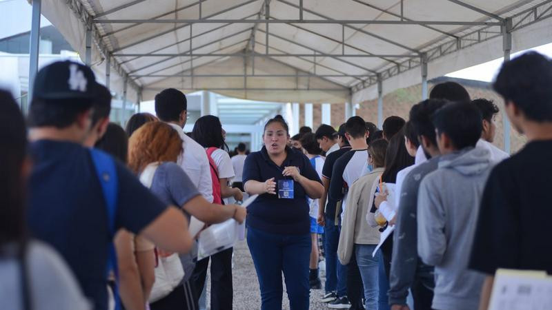 Llegan jóvenes a CU para segundo día de aplicación de exámenes de ingreso a la UMSNH 