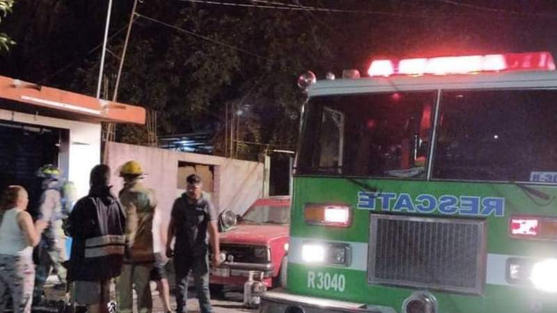 Incendio consume local comercial en Uruapan; no hubo personas lesionadas 