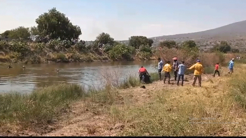 Cae camioneta al canal “El Puente” en Guanajuato; socorristas trabajan en el rescate de tres personas 