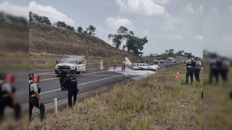Aterriza de emergencia avioneta en la autopista Tuxpan - Poza Rica, Veracruz 