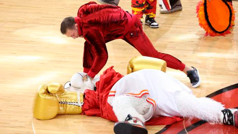 Conor McGregor, excampeón de la UFC, golpea y manda al hospital a la mascota de Miami Heat 