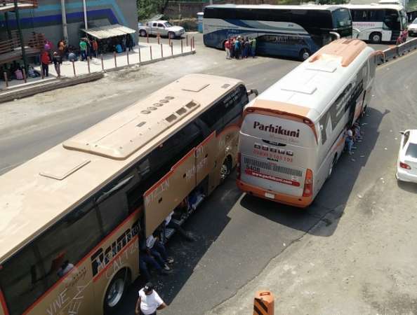 Normalistas secuestran autobuses en la salida a Pátzcuaro de la capítal michoacana 
