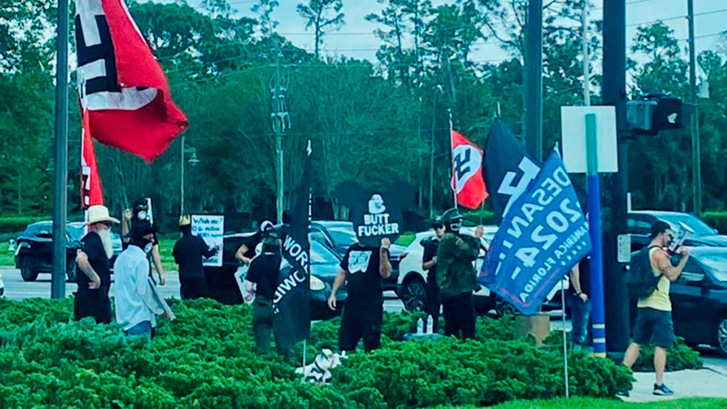 Simpatizantes de DeSantis se manifestaron con banderas nazis en Walt Disney 