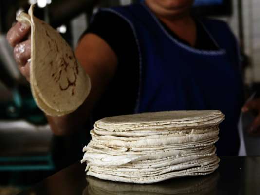 Tortilla se encarece por subida del maíz 