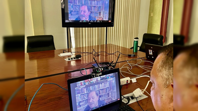 Participan estudiantes del Cobaem en conferencia de Paco Ignacio Taibo II