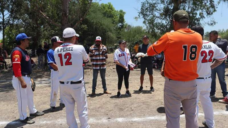 Inaugura alcaldesa de Cuitzeo Liga de Béisbol y entrega material deportivo