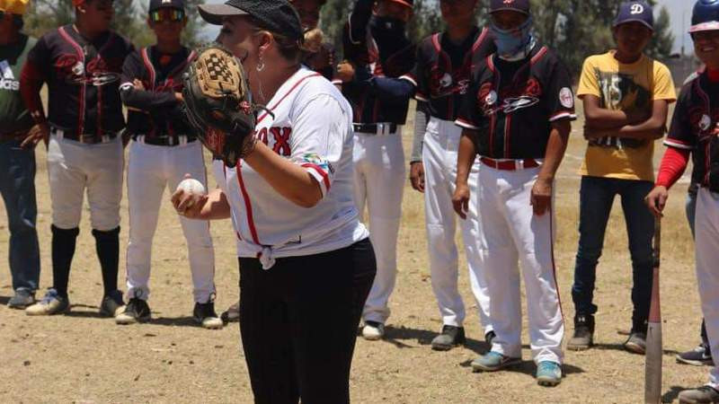 Inaugura alcaldesa de Cuitzeo Liga de Béisbol y entrega material deportivo