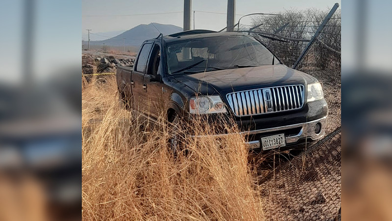 Muere hombre al volcar con su camioneta en Múgica, Michoacán 