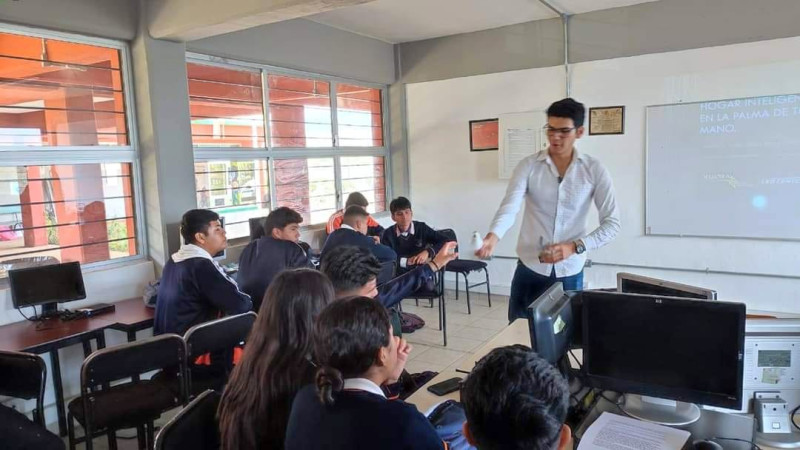 Actualiza Cecytem a estudiantes en herramientas tecnológicas