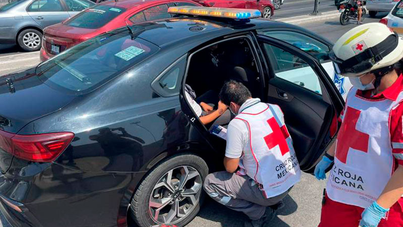 Taxista sufre golpe de calor, se desvanece en plena avenida en Tampico, Tamaulipas 