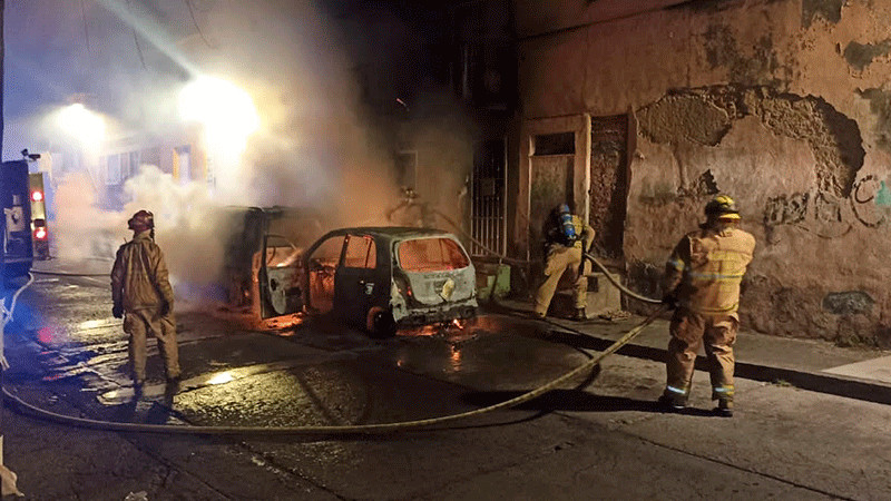 Bajo condiciones no precisadas se incendian dos vehículos en Morelia, Michoacán