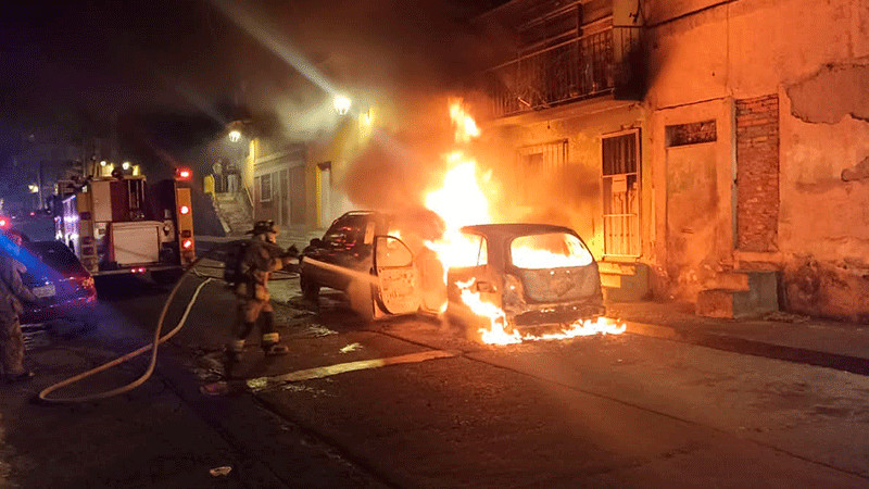 Bajo condiciones no precisadas se incendian dos vehículos en Morelia, Michoacán