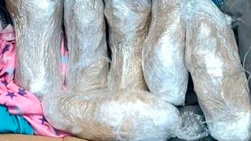 Aseguran paquetes con cristal ocultos entre bolsas de mano y ropa, en Sinaloa 