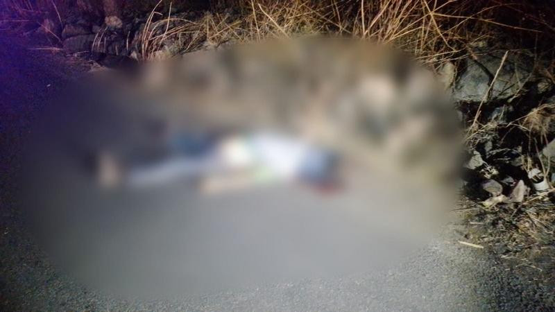 Motociclista muere al derrapar su moto en Pastor Ortiz, Michoacán