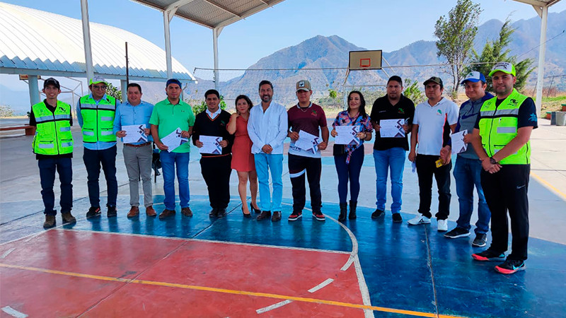 Cecytem concluye capacitación a docentes en pilotaje de drones 