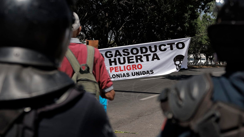 Con policías reciben a vecinos que protestan por gasoducto y mantienen cerrado el libramiento sur en Morelia 