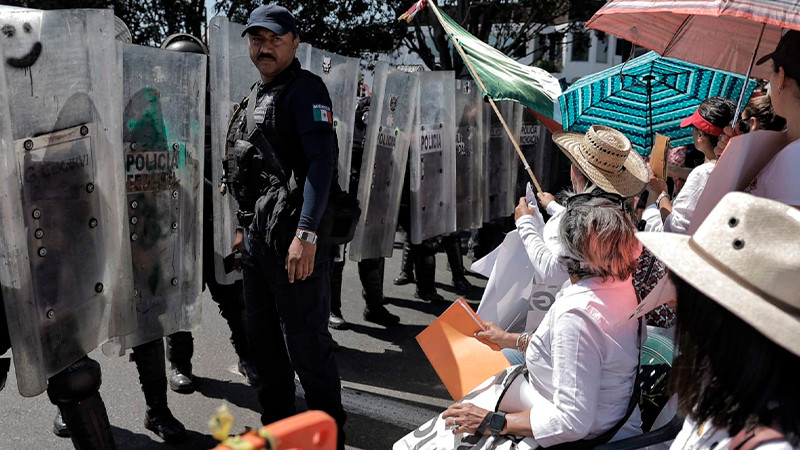 Con policías reciben a vecinos que protestan por gasoducto y mantienen cerrado el libramiento sur en Morelia 