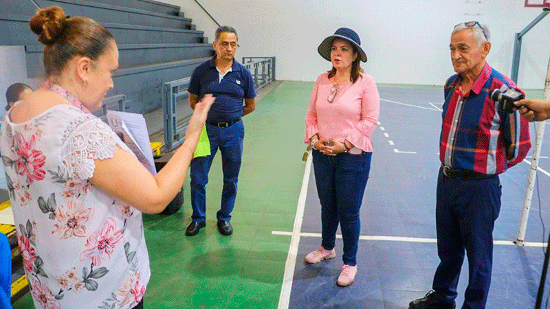 Martha Victoria Báez inspecciona instalaciones de la Unidad Deportiva 