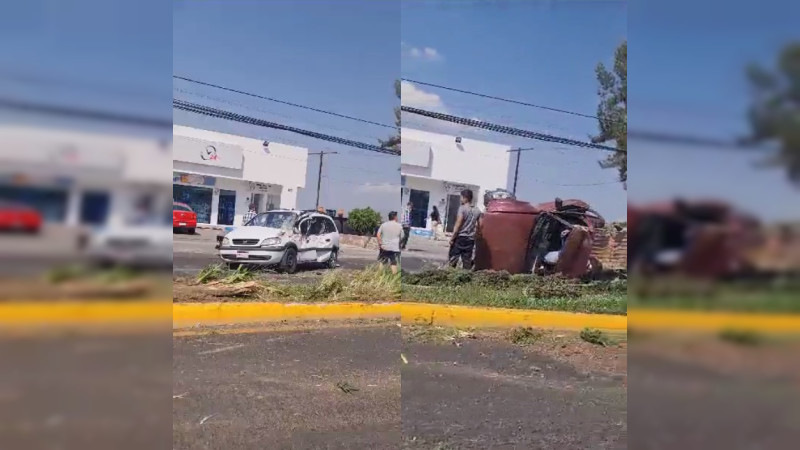 Dos muertos y 4 heridos en choque y volcadura en Morelia  