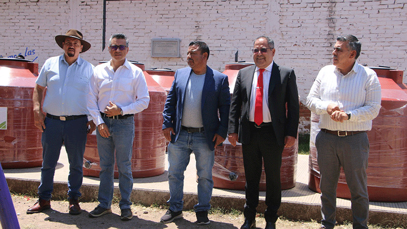 José Luis Téllez Marín entrega 65 tinacos a familia de escasos recursos del municipio