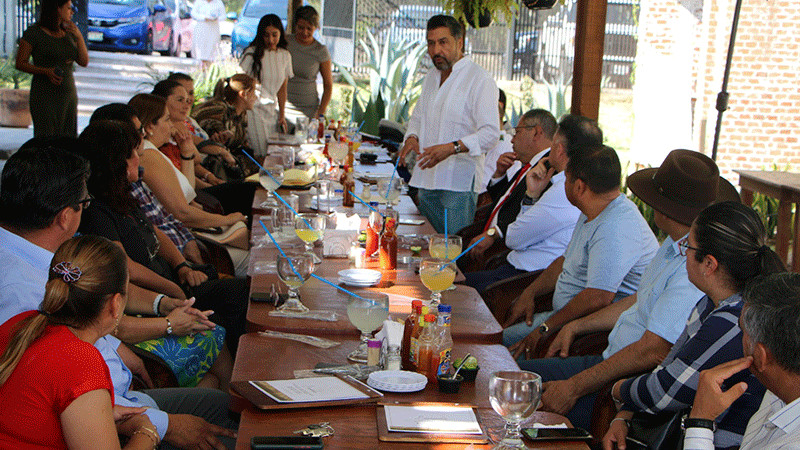 José Luis Téllez Marín y empresarios del municipio, se reúne con el director general del CECyTEM, Víctor Manuel Báez Ceja