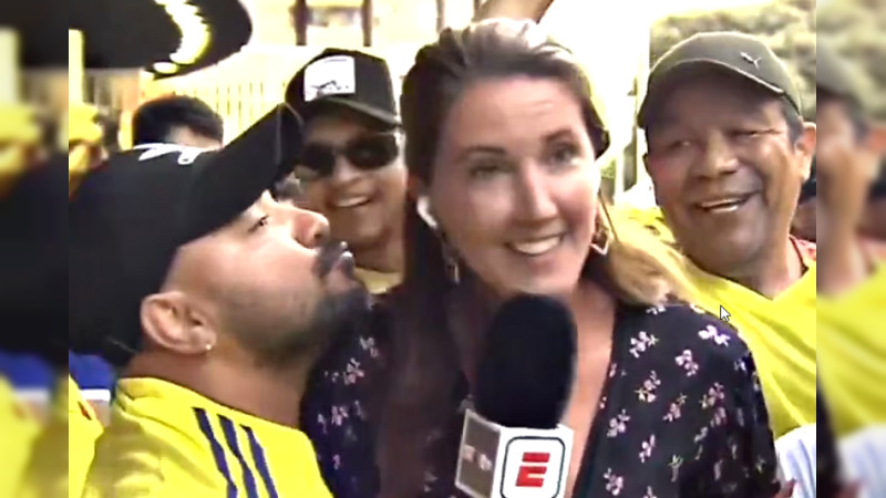 Periodista española es acosada en vivo y empuja al aficionado que intentó besarla 