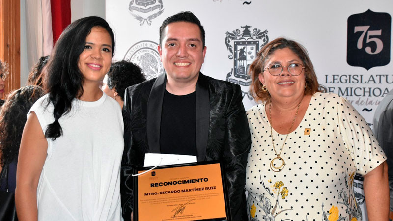 Celebra Secum reconocimiento al director de orquesta Ricardo Martínez 
