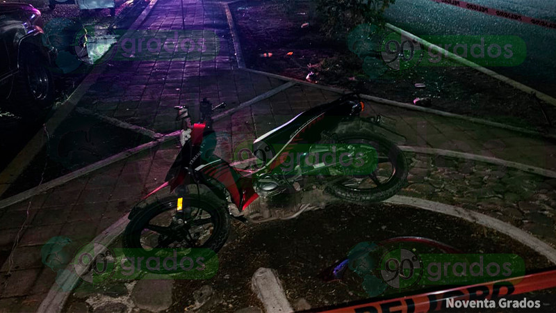 En Zamora, Michoacán, joven pierde la vida al chocar con su moto contra un árbol 