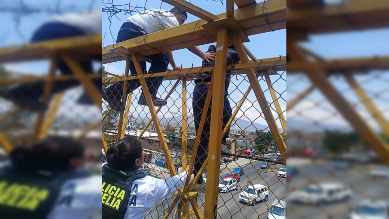 Policía municipal de Morelia evita que joven se arroje de puente peatonal 