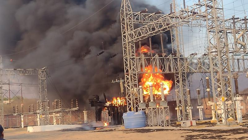 En la tercera ola de calor, se queda sin luz Huetamo; explota transformador de la CFE