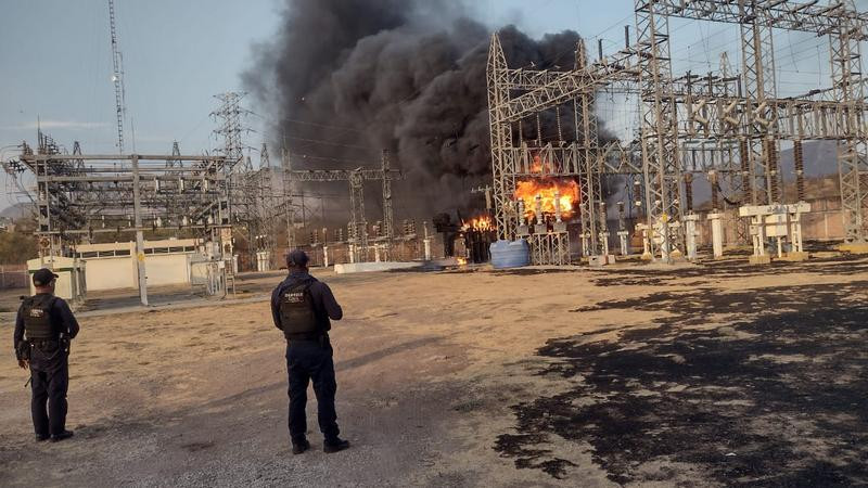 En la tercera ola de calor, se queda sin luz Huetamo; explota transformador de la CFE