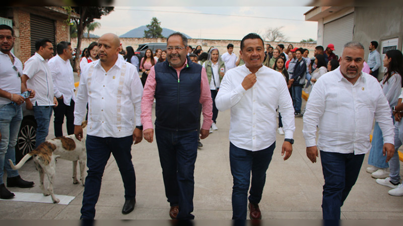 El secretario de Gobierno, Carlos Torres Piña y José Luis Téllez, inauguraron la pavimentación de la Calle Virrey de Mendoza