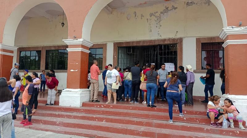 Vecinos de la Pradera toman Palacio Municipal de Apatzingán por un problema del agua potable