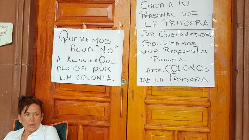 Vecinos de la Pradera toman Palacio Municipal de Apatzingán por un problema del agua potable