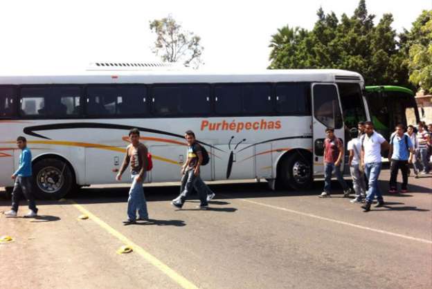 Secuestran normalistas autobuses en la capital michoacana 
