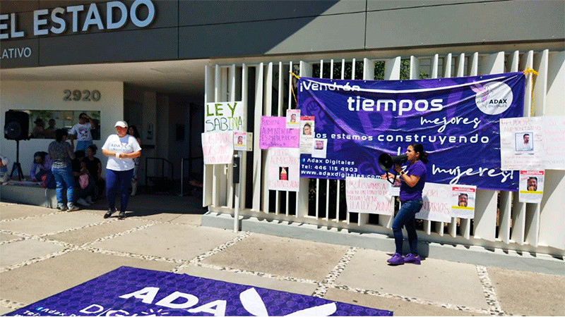 Colocan tendedero de deudores alimentarios en el Congreso de Querétaro; hay más de  