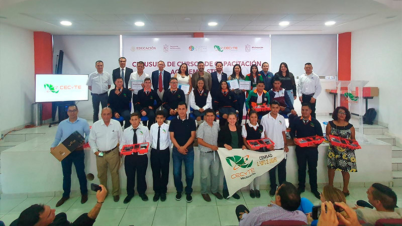 Cecytem equipa 6 planteles con equipos de robótica 